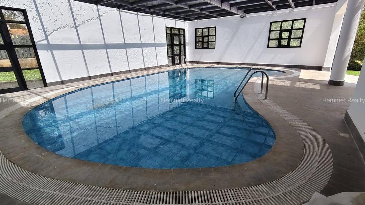 5 Bed House with En Suite in Ridgeways - 2