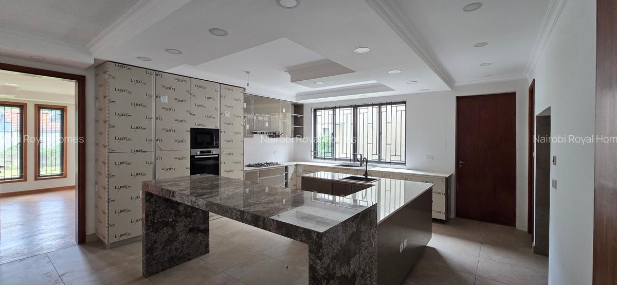 6 Bed House with En Suite at Lavington Green - 12