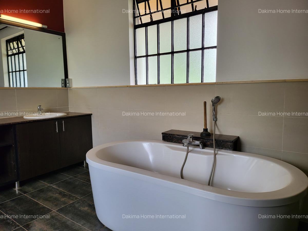 4 Bed House with En Suite in Runda - 14