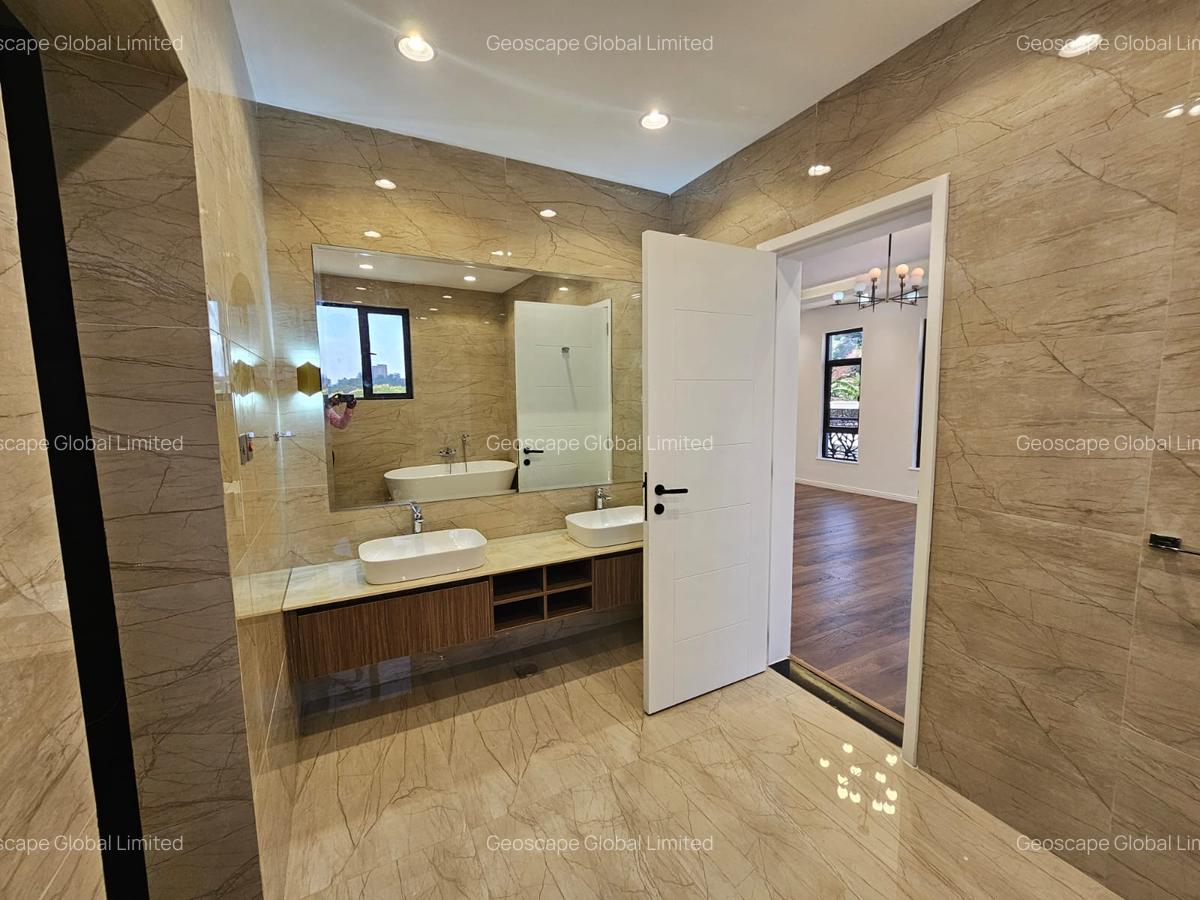 5 Bed House with En Suite in Lavington - 15