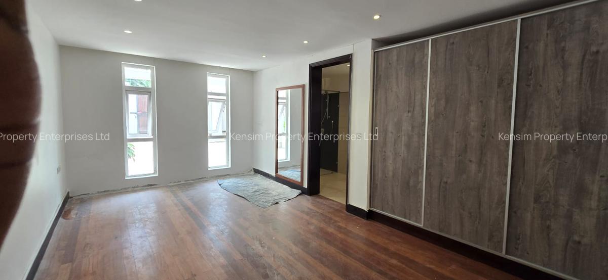 5 Bed House with En Suite in Runda - 2