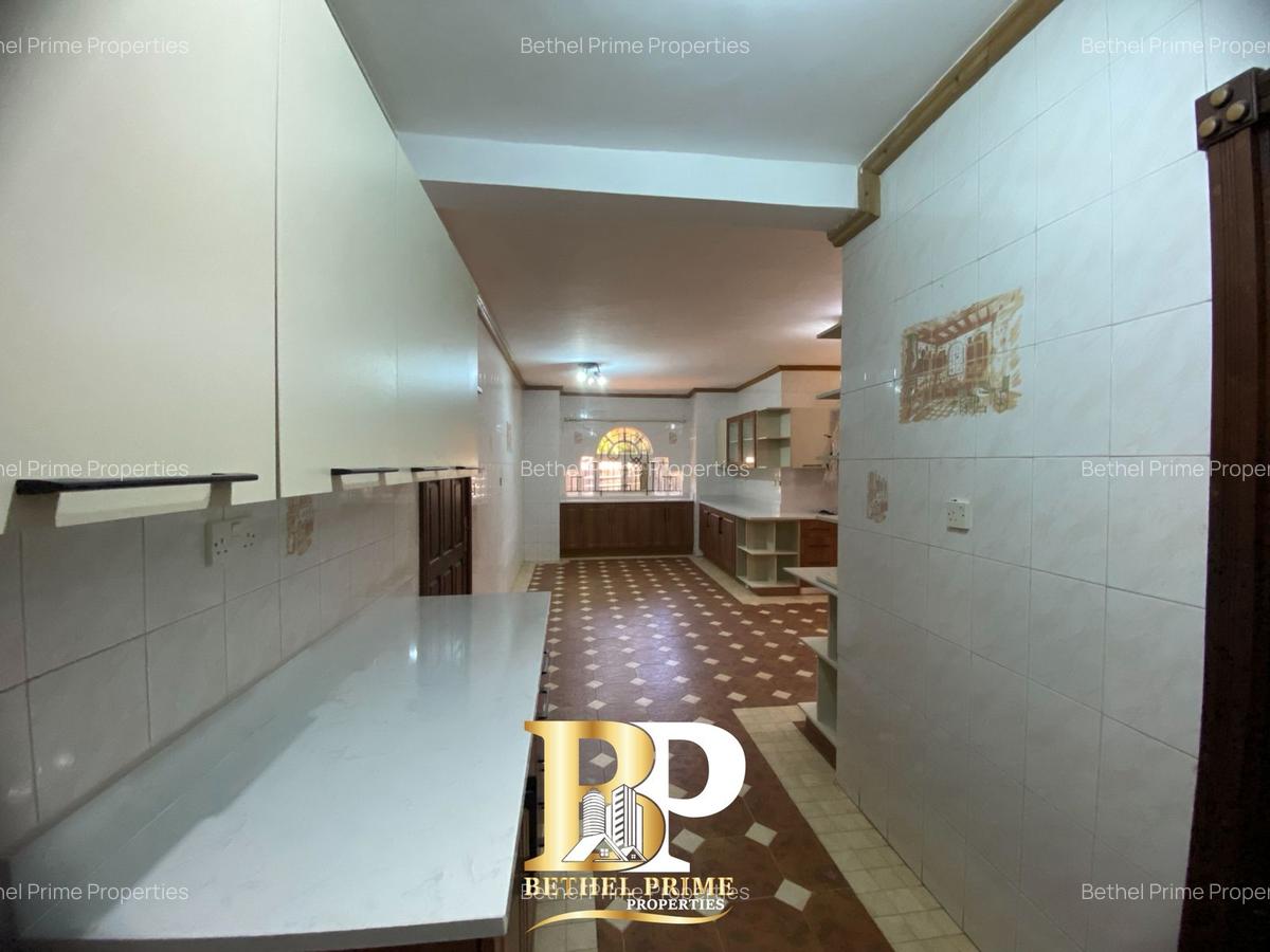 4 Bed House with En Suite in Hill View - 4