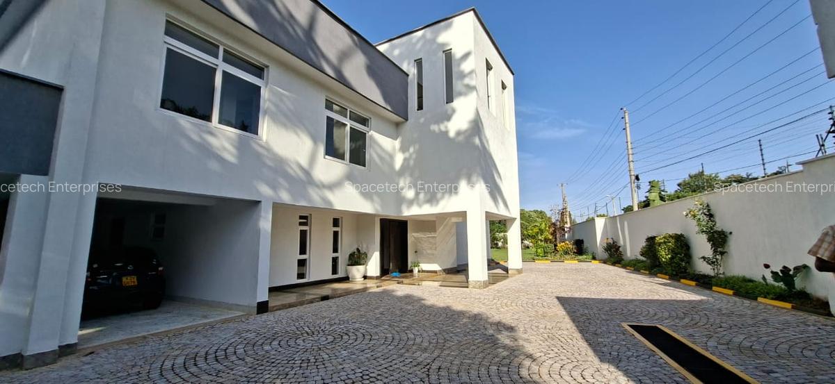 5 Bed House with En Suite in Runda - 1