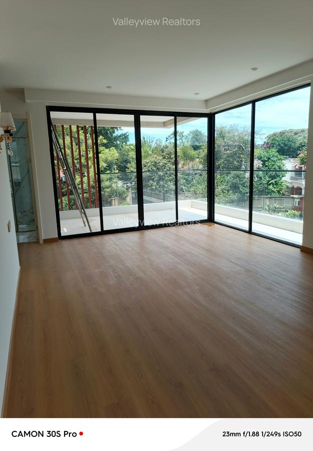 5 Bed Townhouse with En Suite at Lavington - 17