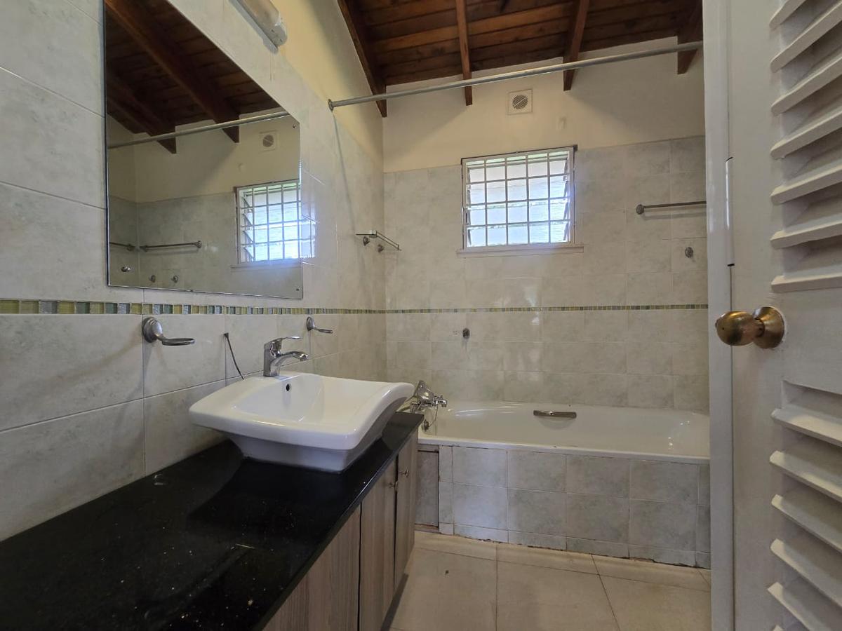 4 Bed House with En Suite in Runda - 12