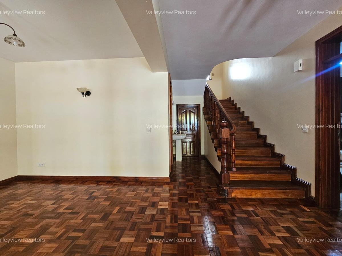 5 Bed Townhouse with En Suite at Lavington - 8