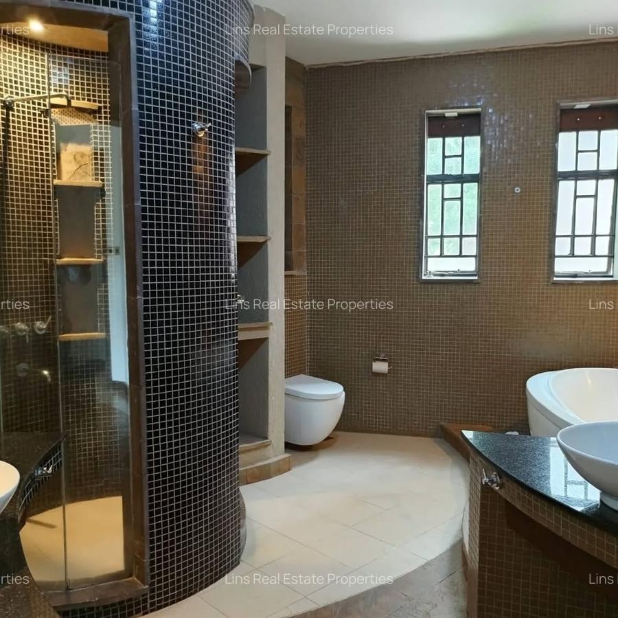 4 Bed Townhouse with En Suite in Lake View - 13