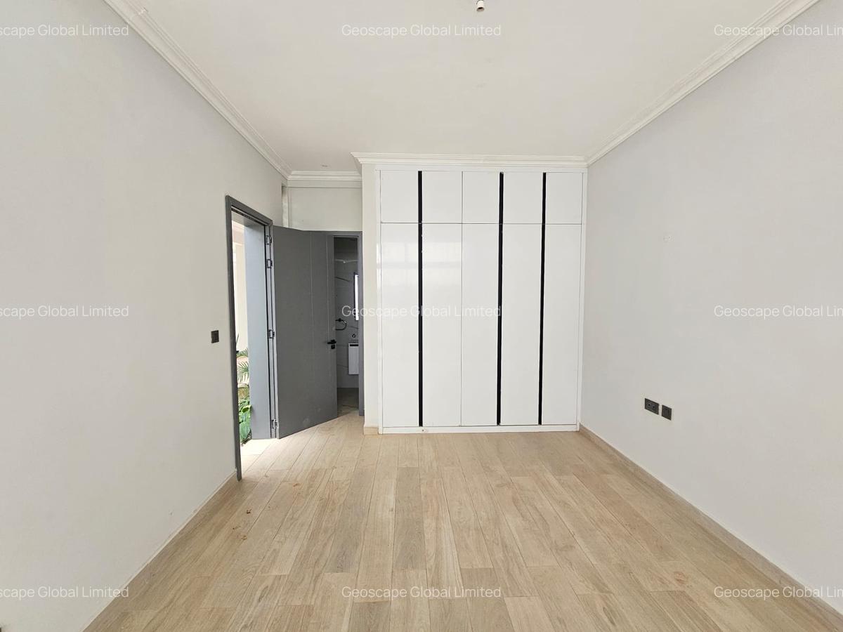 5 Bed House with En Suite in Lavington - 4