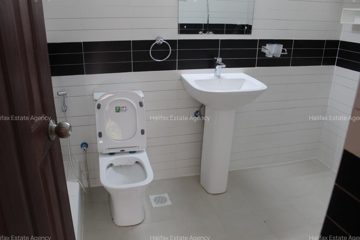 2 Bed Apartment with En Suite at Hatheru Road - 11