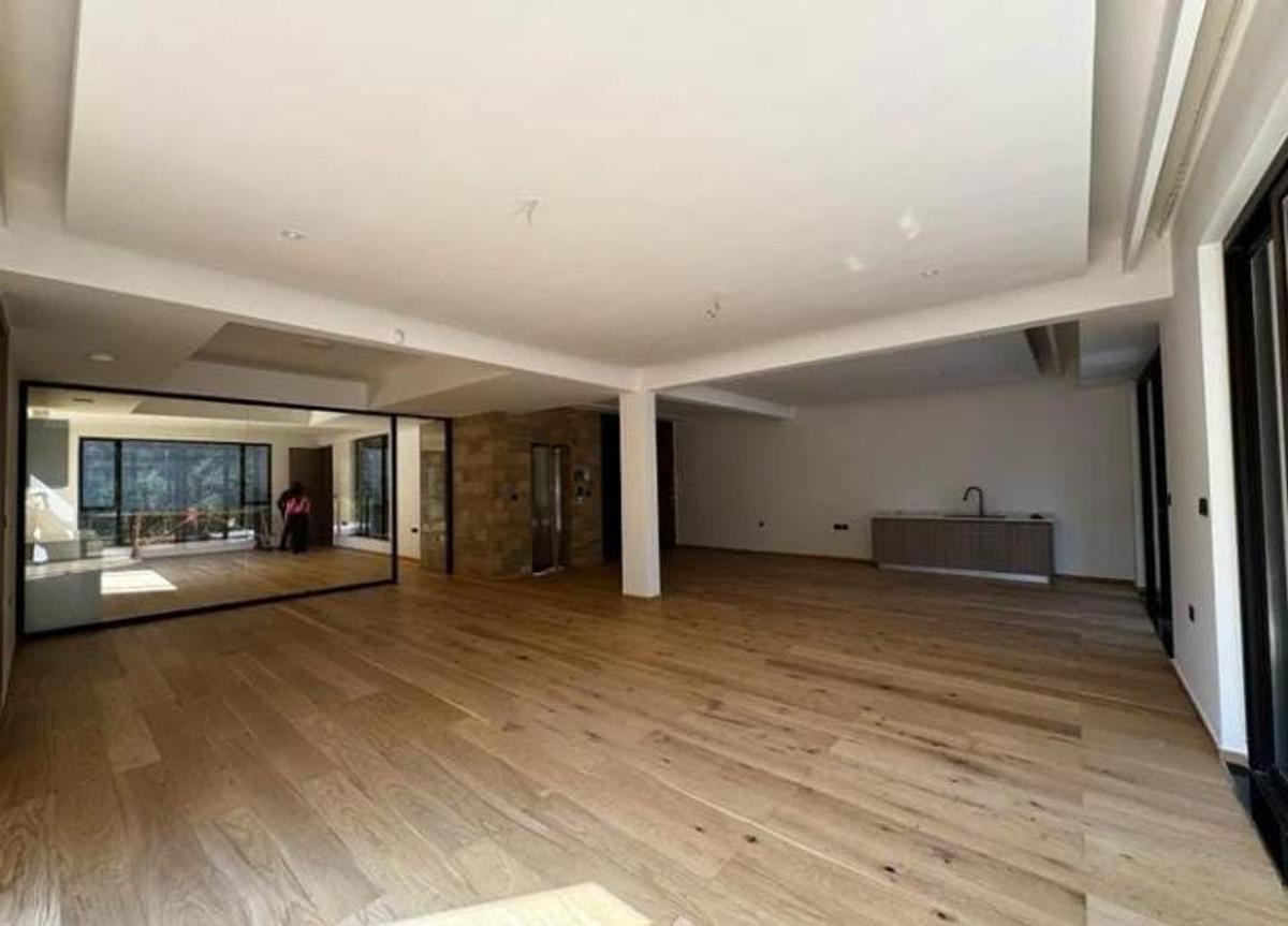 6 Bed Villa with En Suite in Nyari - 12