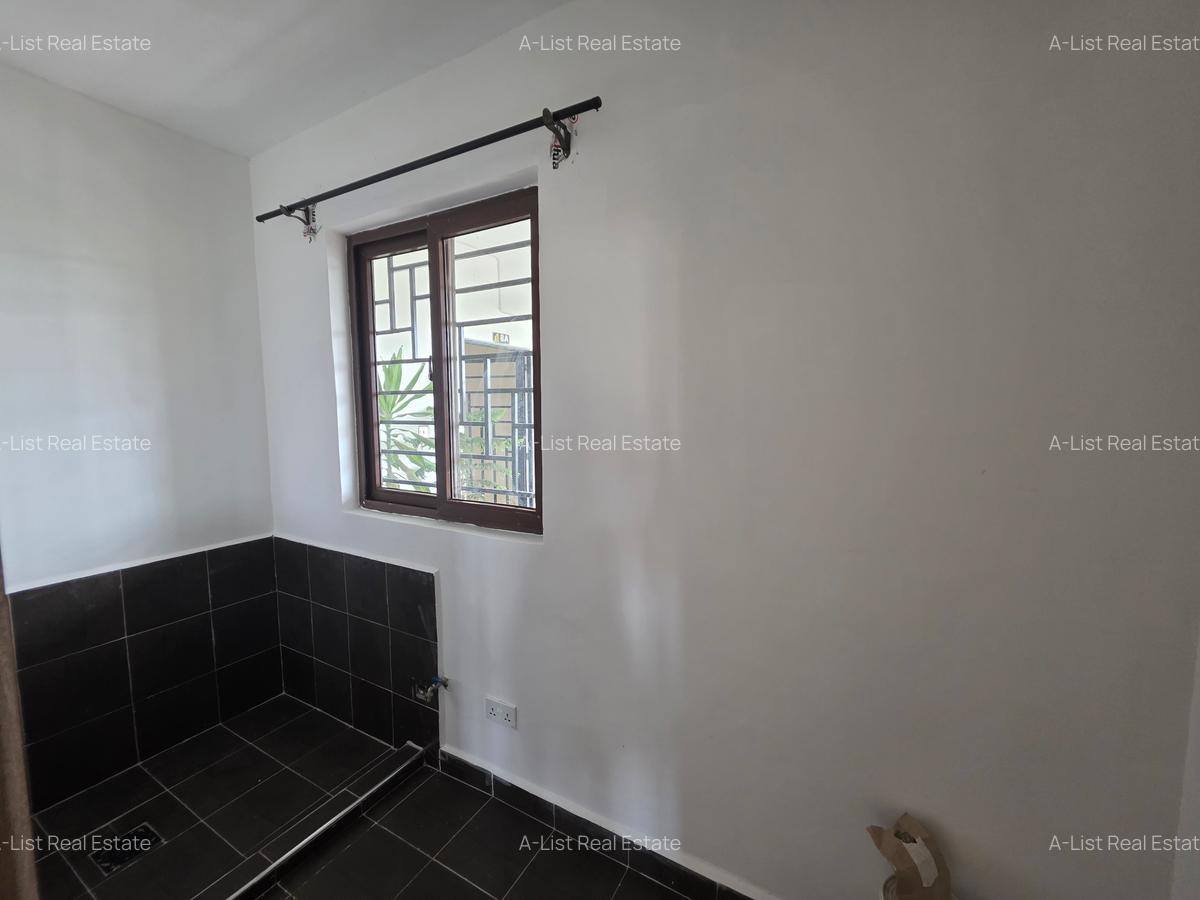 1 Bed Apartment with En Suite at Lantana Road - 3