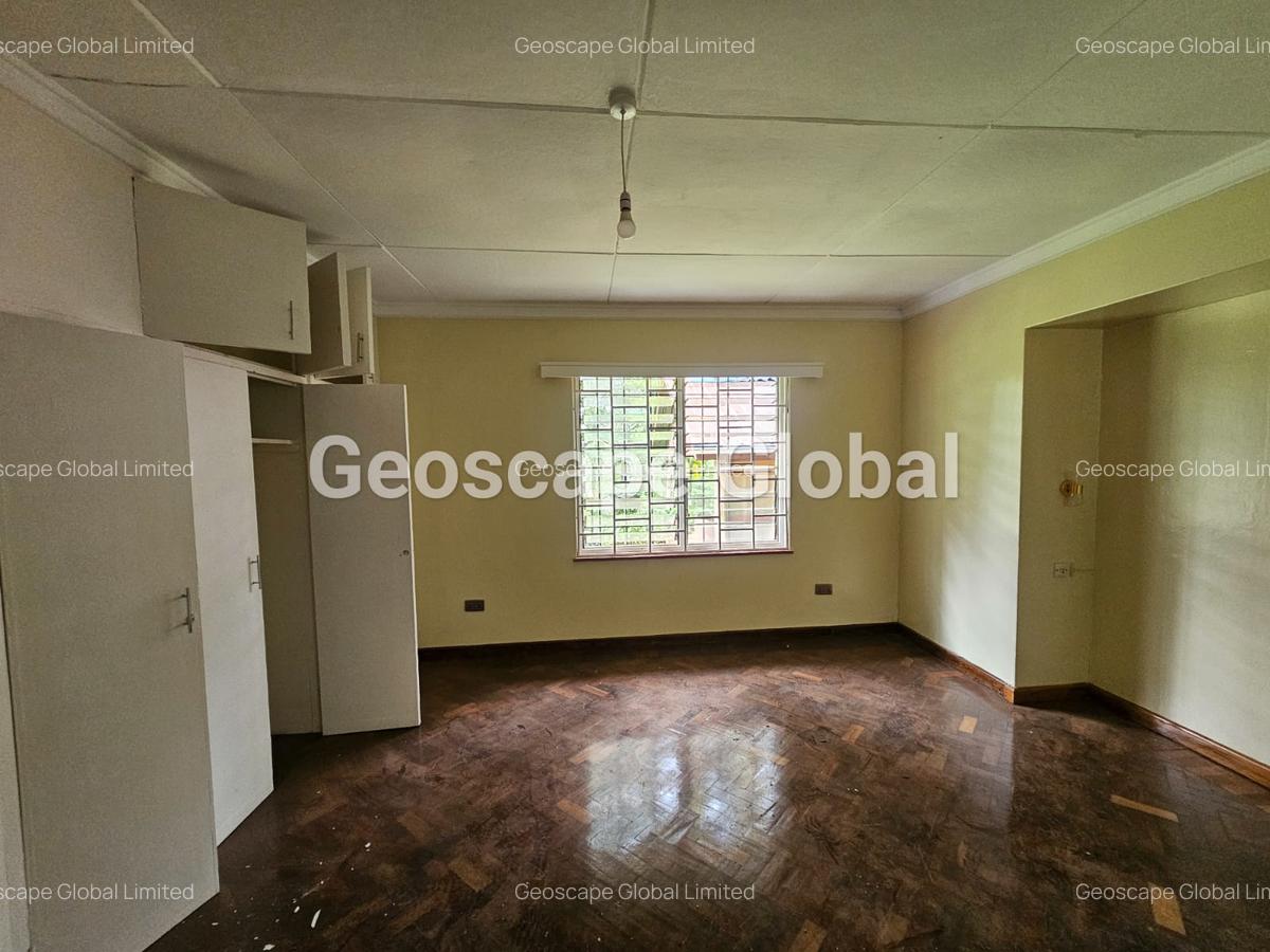 4 Bed House with En Suite in Rosslyn - 3