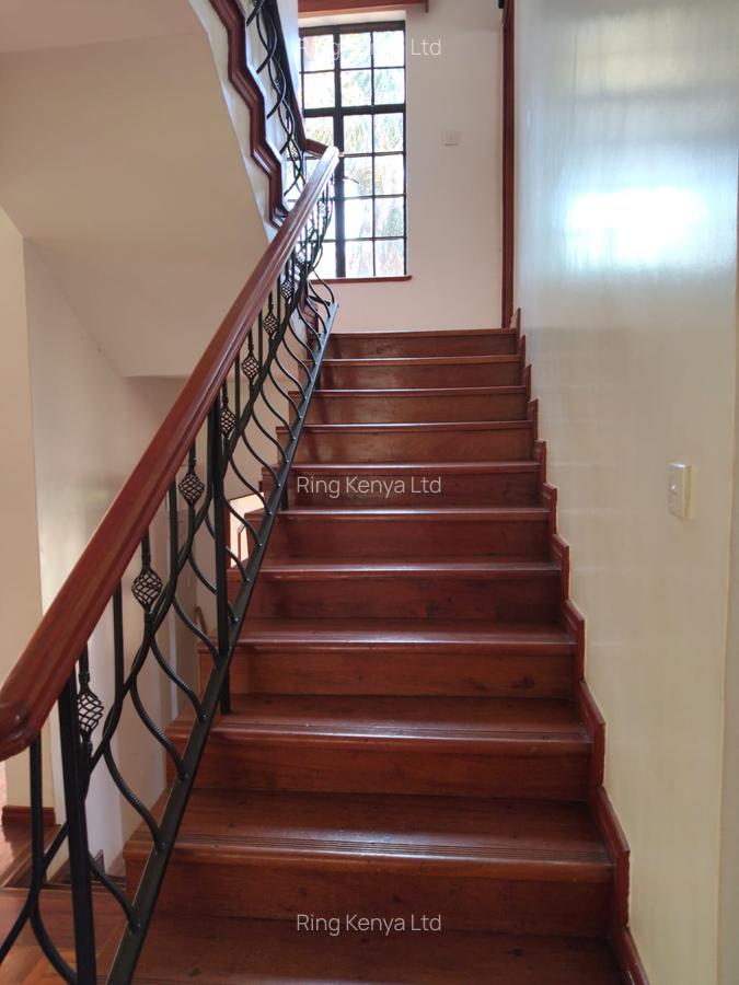 5 Bed House with En Suite in Lavington - 7