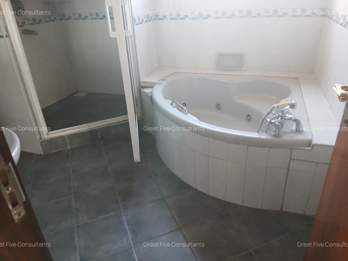 4 Bed Villa with En Suite in Runda - 12