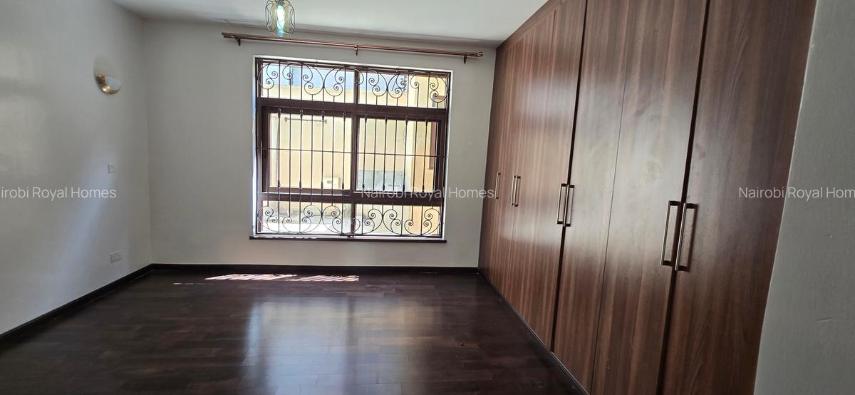 5 Bed House with En Suite at Lavington Green - 10