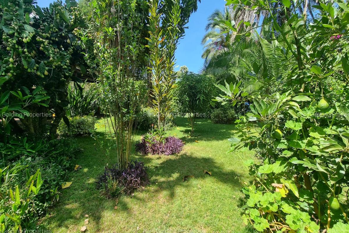 5 Bed House with Garden in Rosslyn - 14