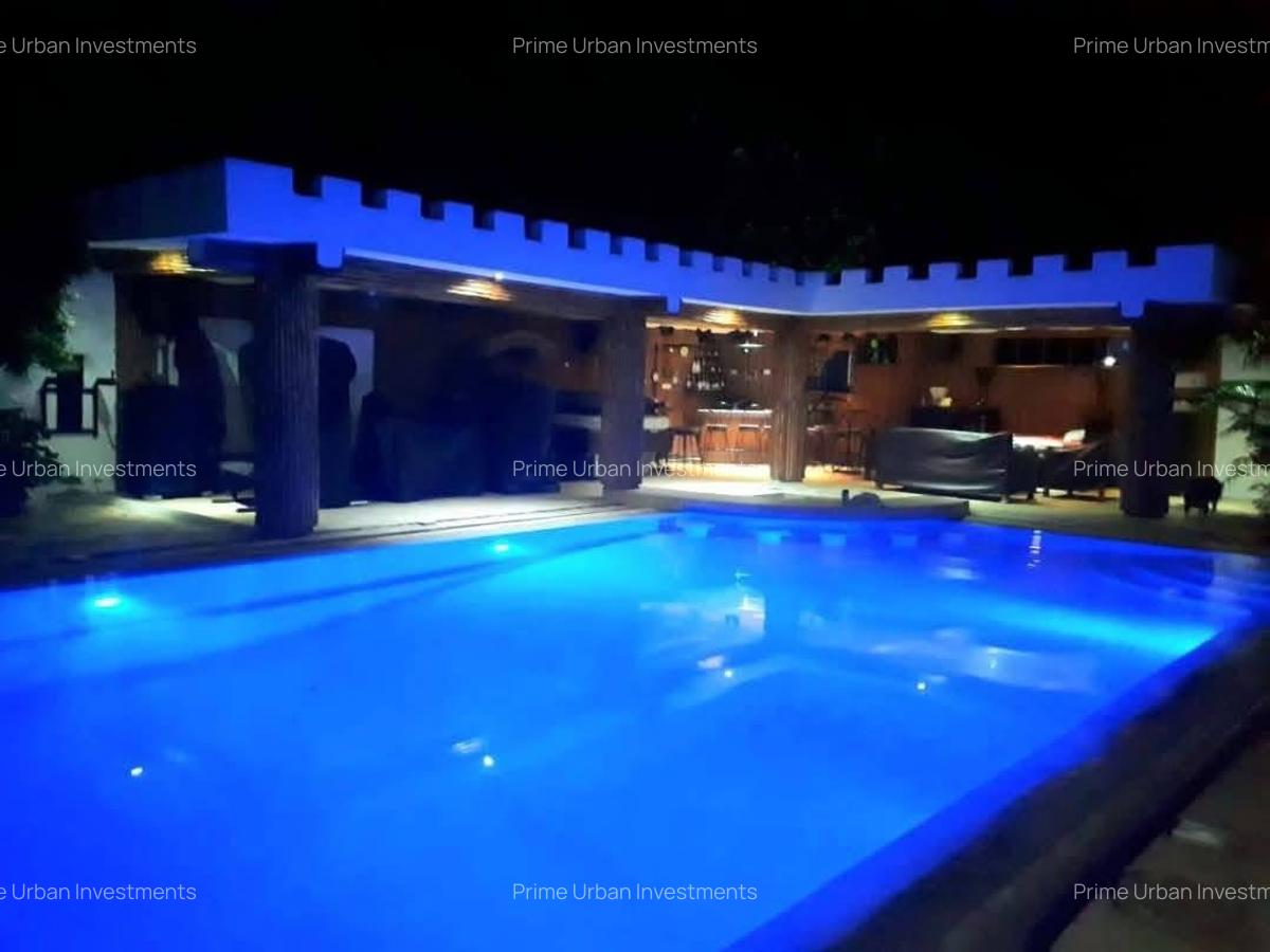 5 Bed Villa with En Suite in Kikambala - 1