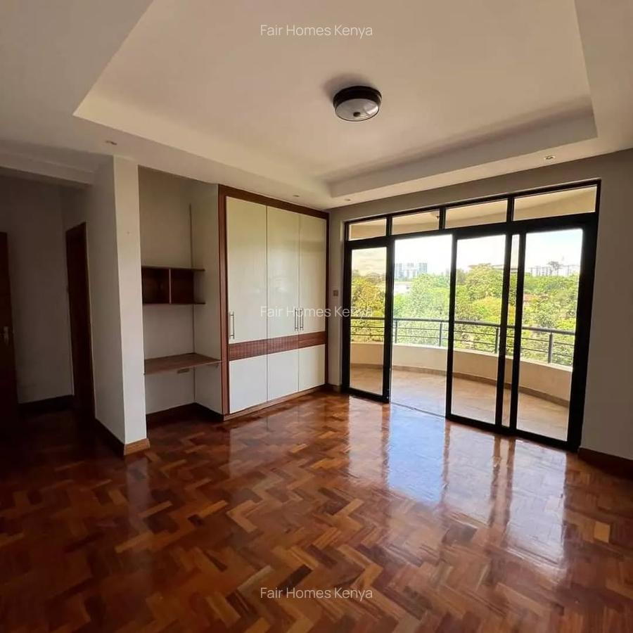 4 Bed Apartment with En Suite at Riverside Drive - 10