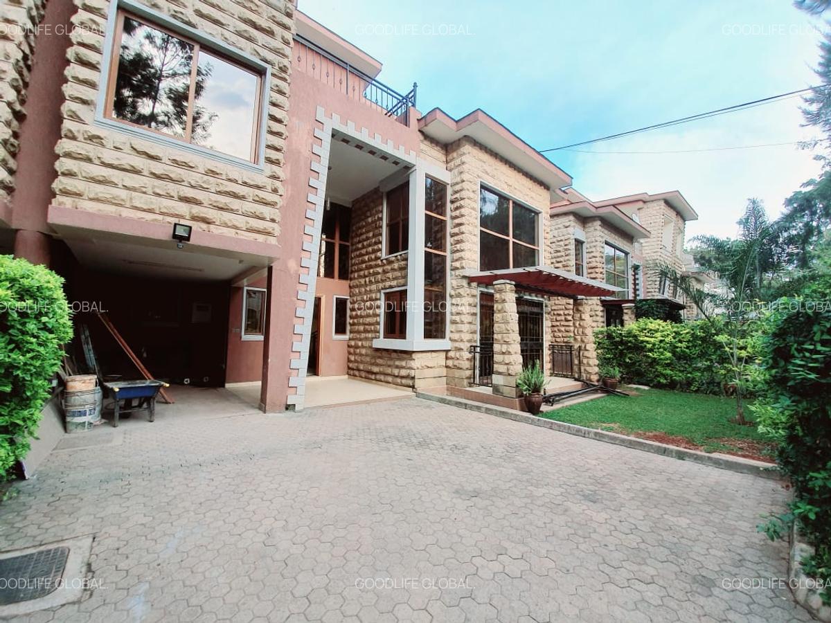 5 Bed Townhouse with En Suite at Lavington - 1