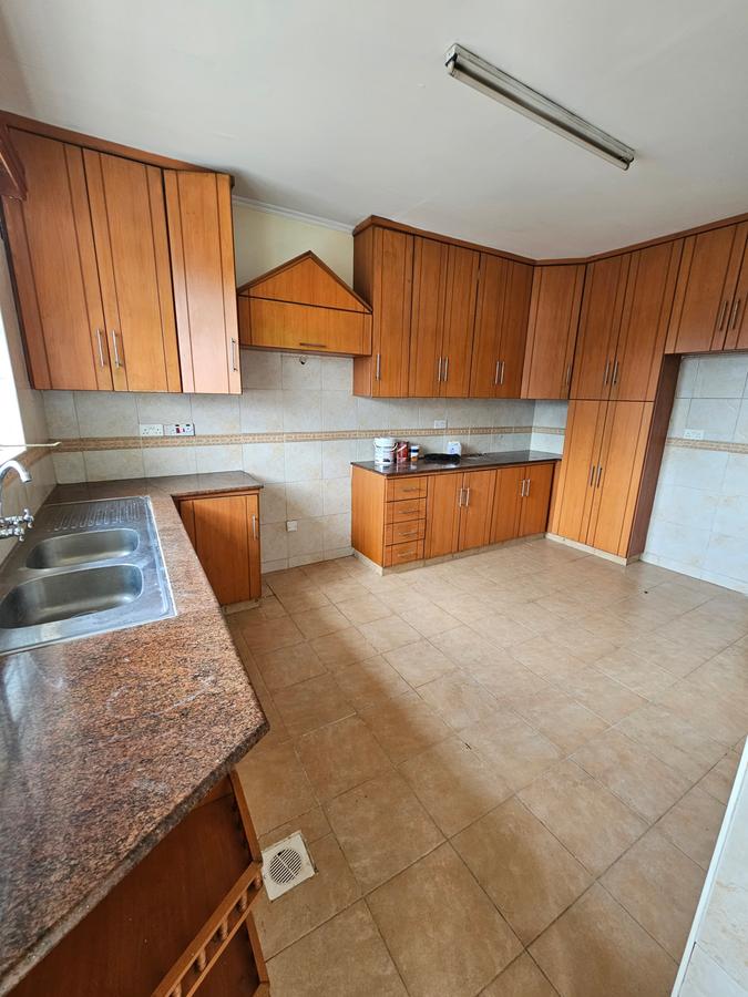 3 Bed Apartment with En Suite at Lavington - 5