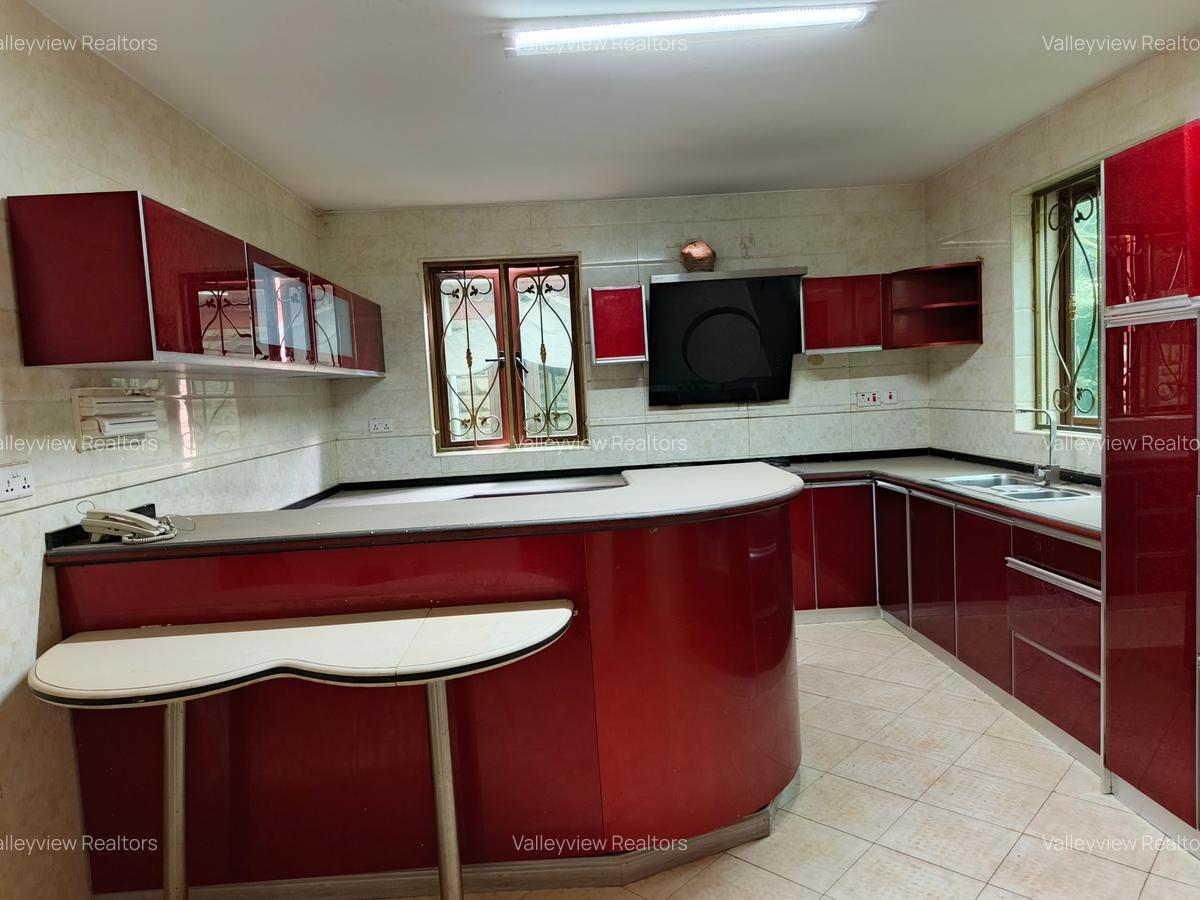 5 Bed Townhouse with En Suite at Lavington - 10