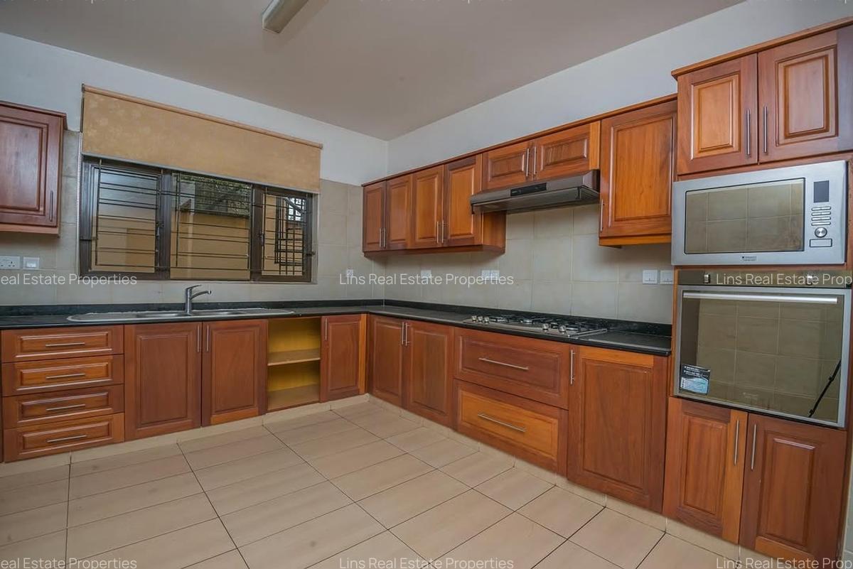 5 Bed Townhouse with En Suite in Lavington - 5