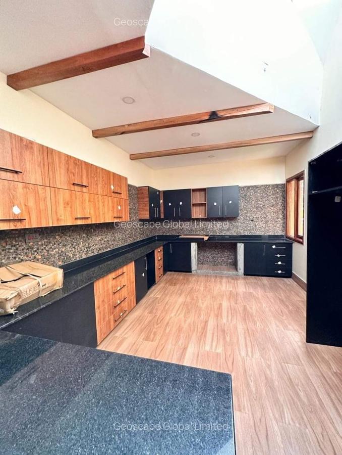 7 Bed House with En Suite in Ridgeways - 7