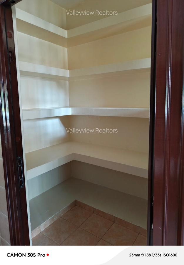 5 Bed Townhouse with En Suite at Lavington - 19