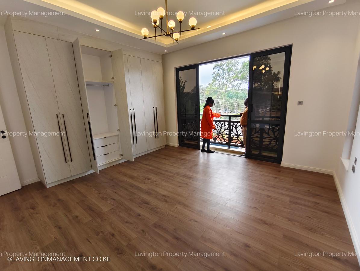 5 Bed House with En Suite at Lavington Green - 10