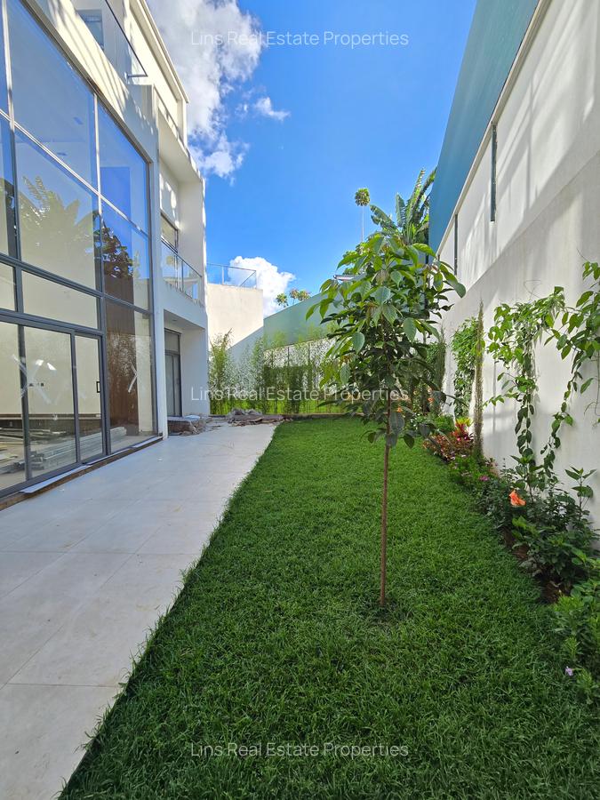 5 Bed Townhouse with En Suite in Lavington - 3