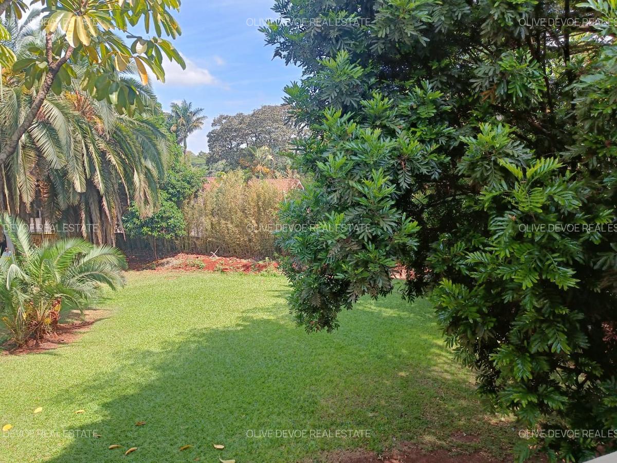 4 Bed House with En Suite in Hill View - 11