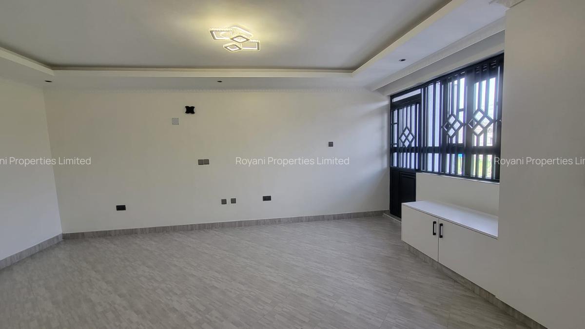 6 Bed House with En Suite in Membley - 13