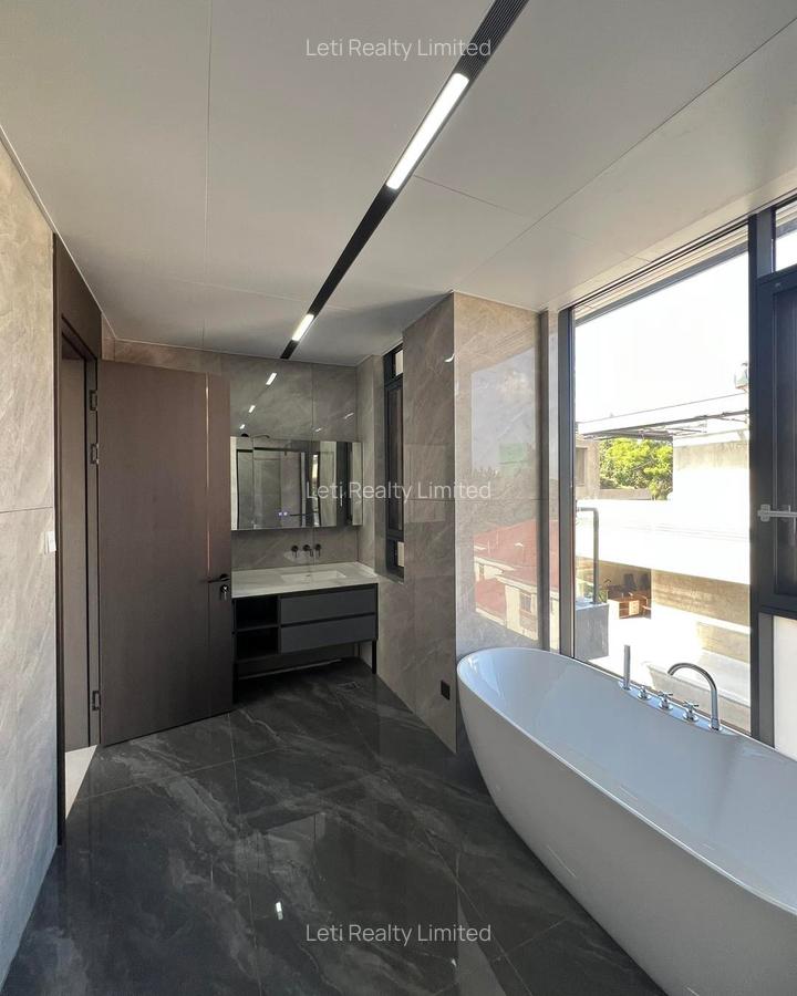 5 Bed Townhouse with En Suite in Lavington - 4