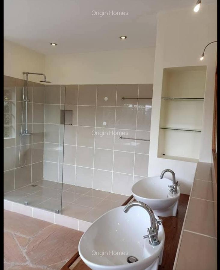 5 Bed House with En Suite in Ridgeways - 7