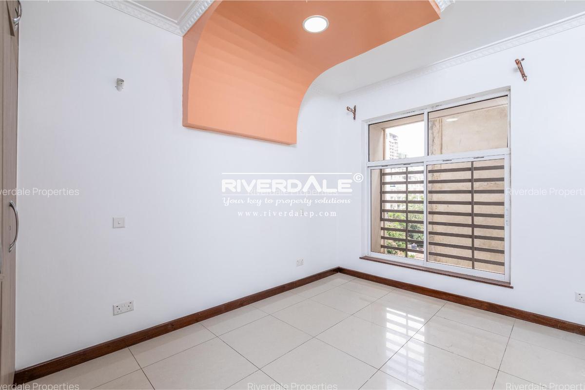 4 Bed Apartment with En Suite in Parklands - 3