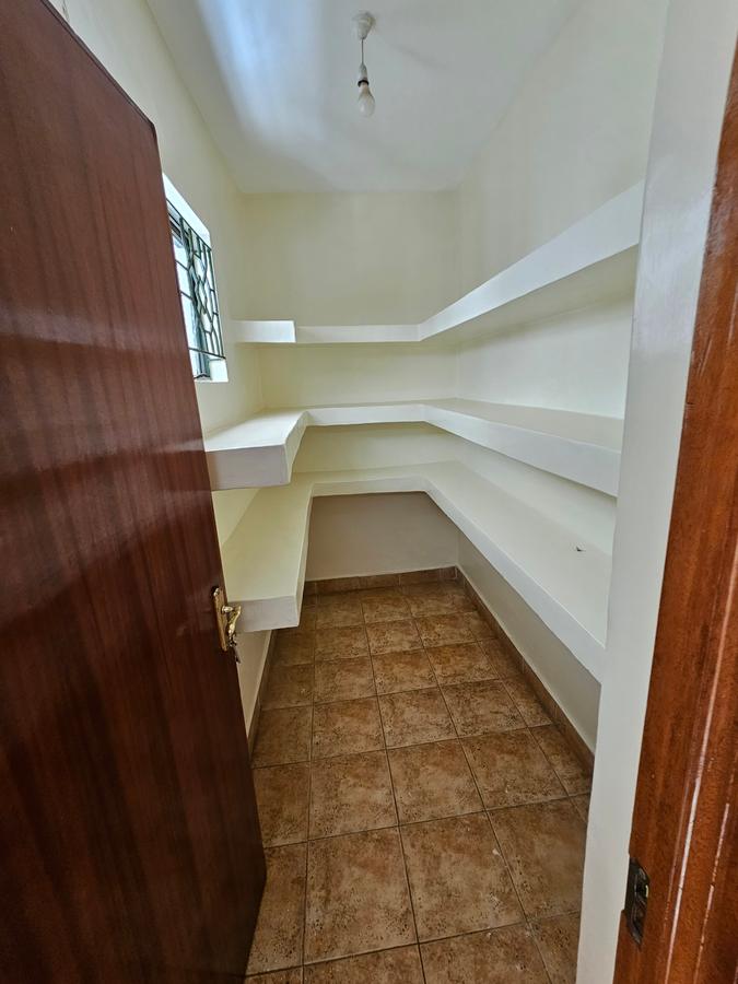 5 Bed Townhouse with En Suite at Lavington - 7