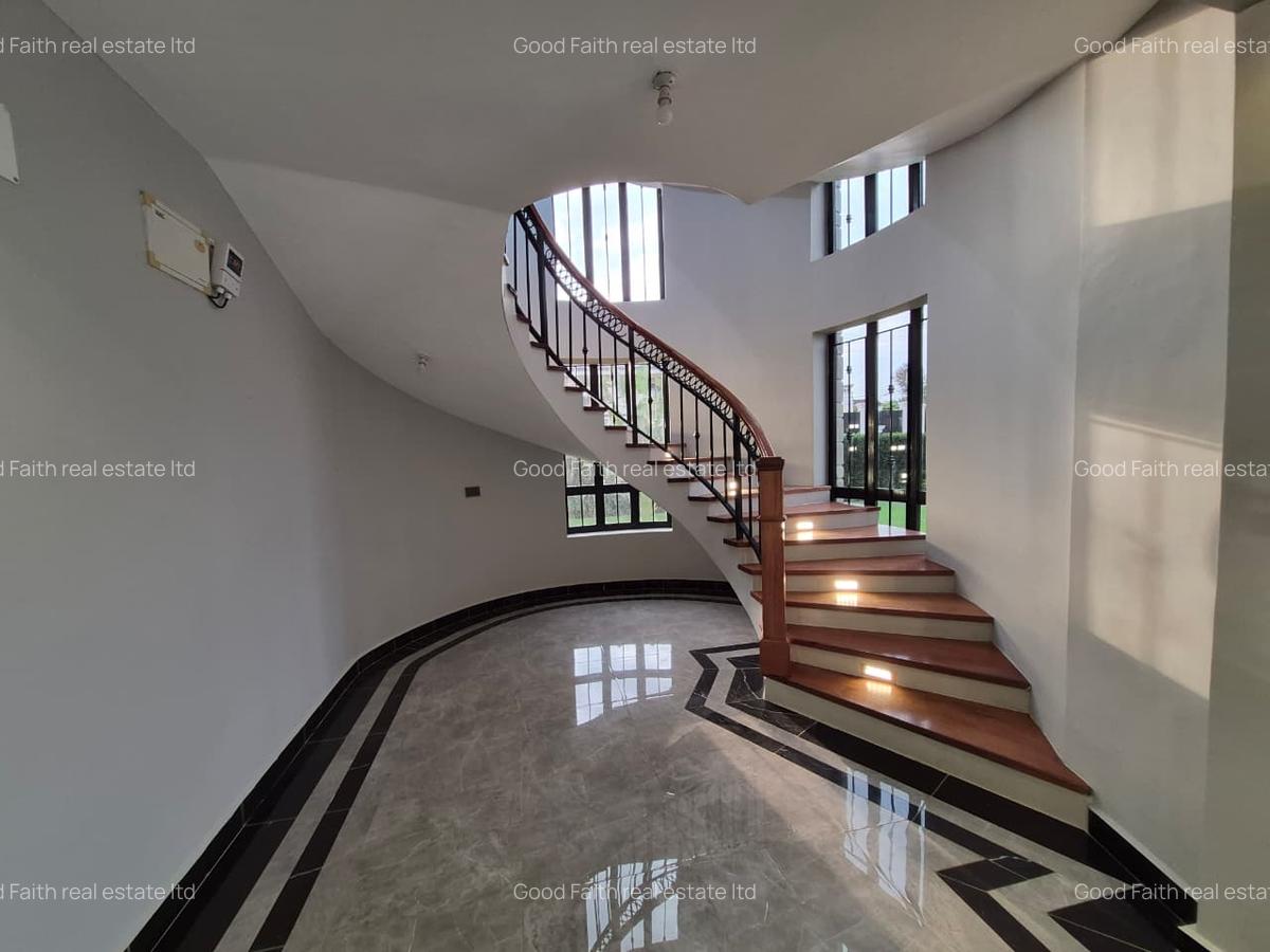 5 Bed House with En Suite in Runda - 8