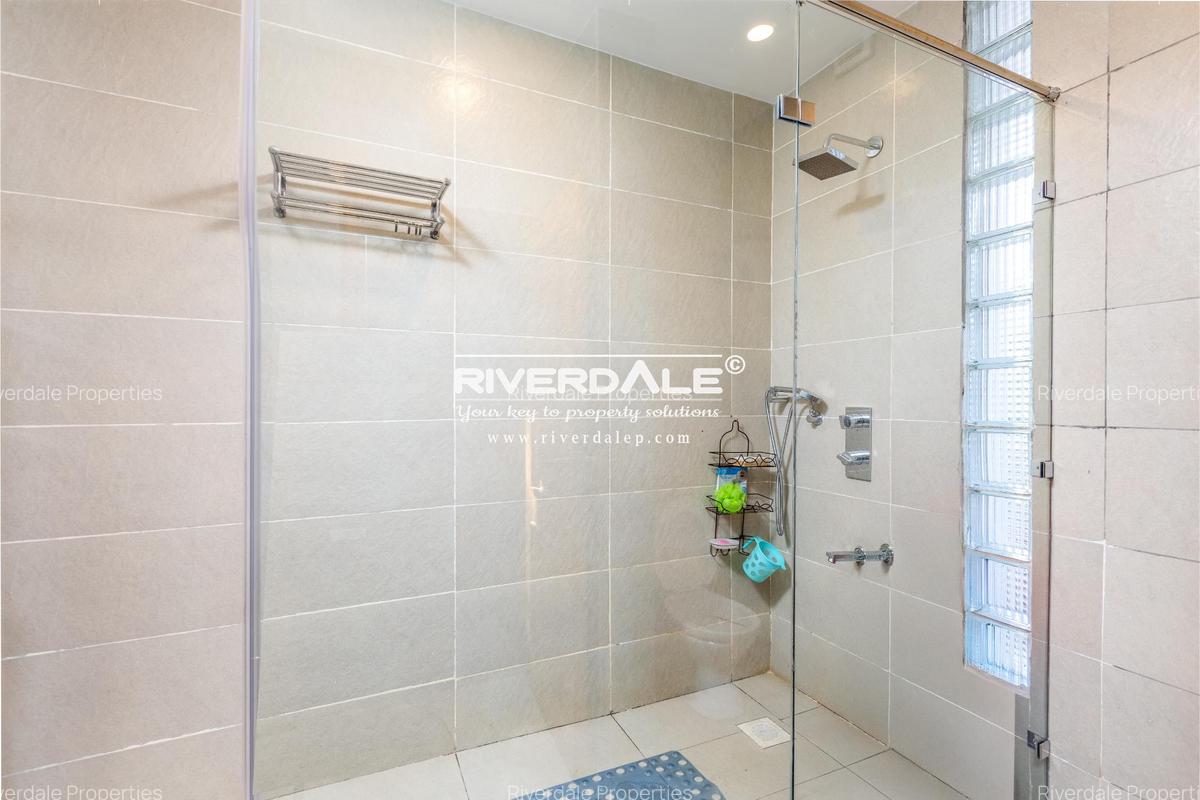 5 Bed House with En Suite in Runda - 19