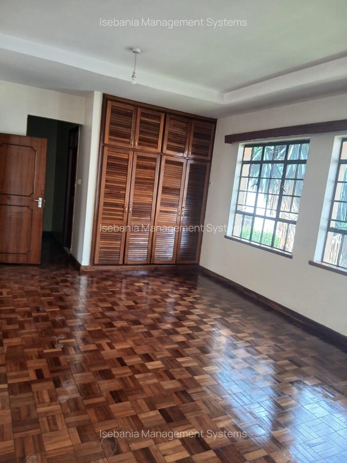 5 Bed House with En Suite at - 13