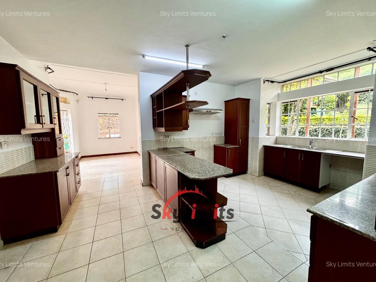 5 Bed Townhouse with En Suite in Rosslyn - 9