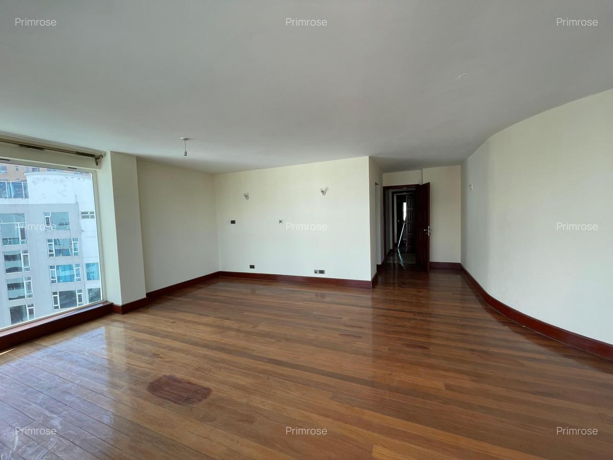 4 Bed Apartment with En Suite in Riverside - 5