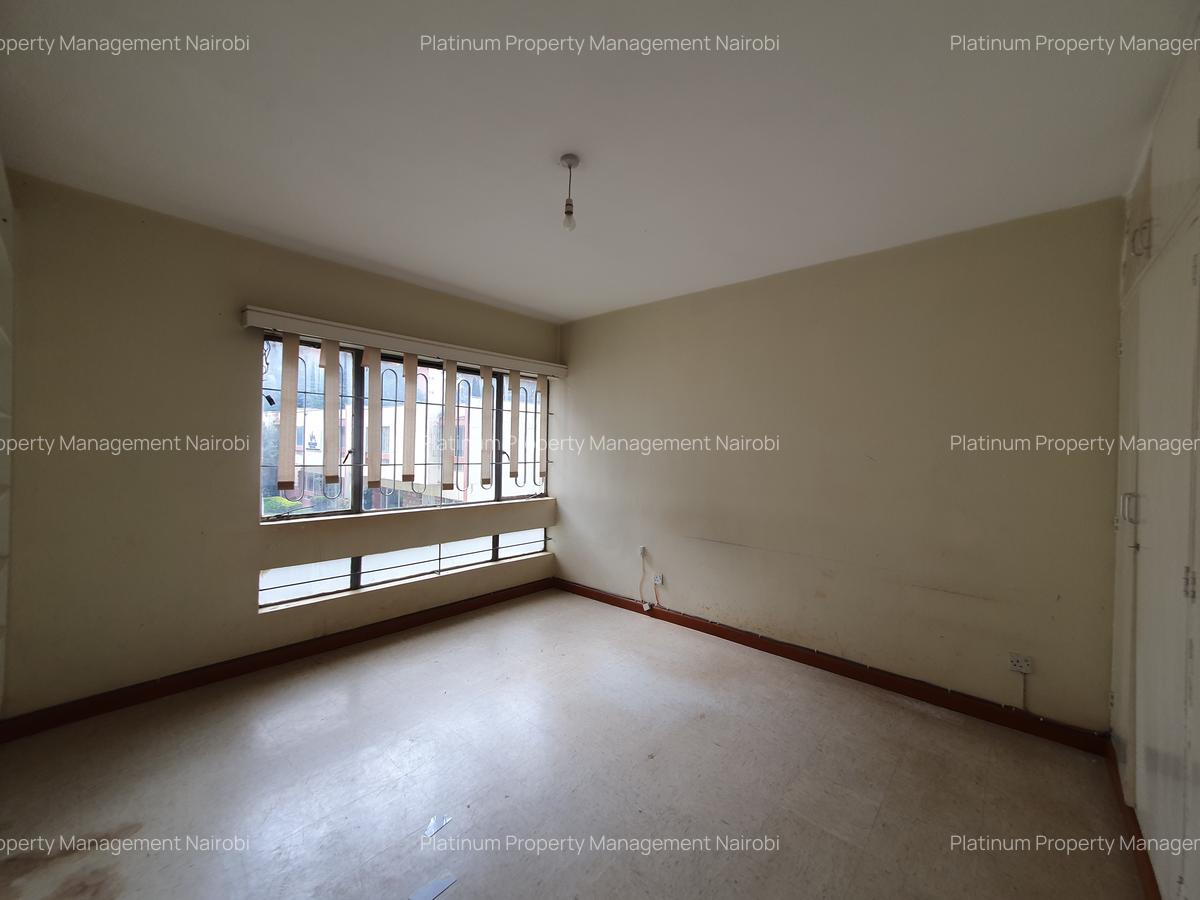 3 Bed House with Garden at Maua Close - 11