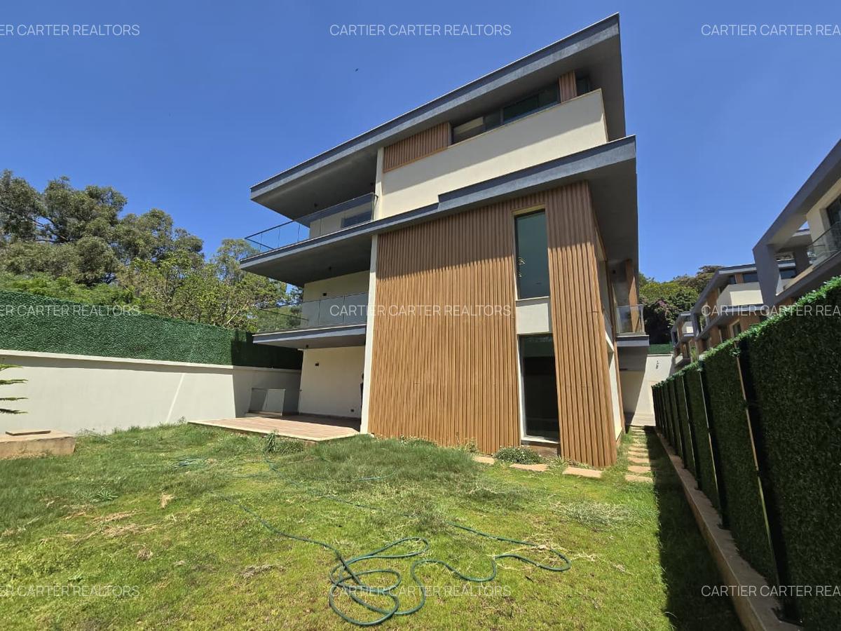 6 Bed Villa with En Suite in Lavington - 1