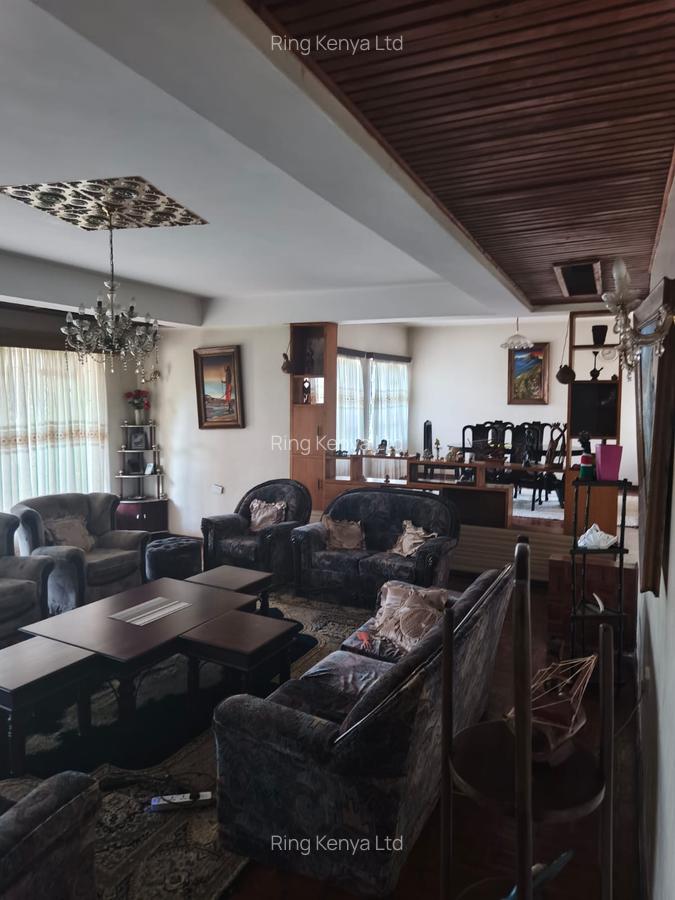 5 Bed House with Garden in Ridgeways - 3