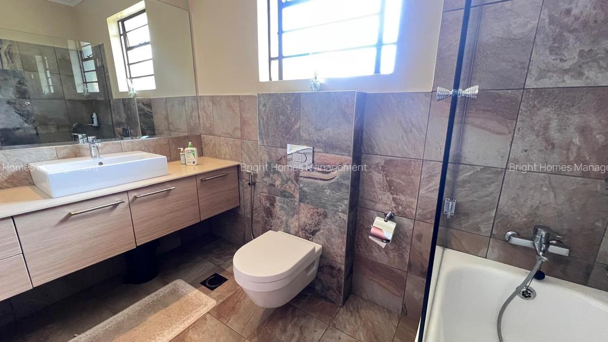 5 Bed Villa with En Suite in Lake View - 12