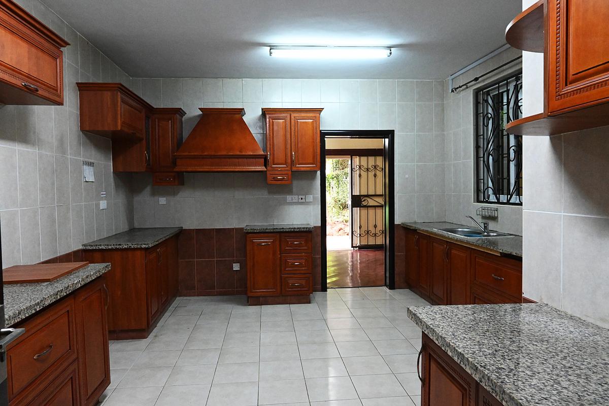 5 Bed Townhouse with En Suite in Lavington - 7