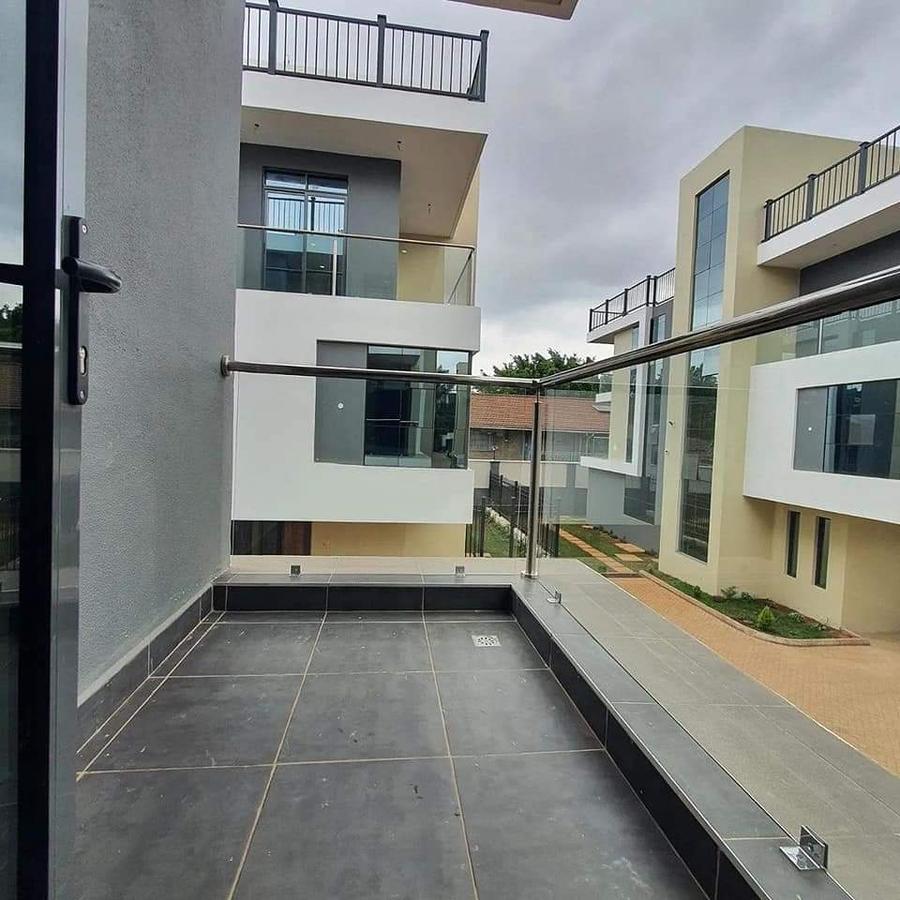 6 Bed Townhouse with En Suite at Lavington - 12