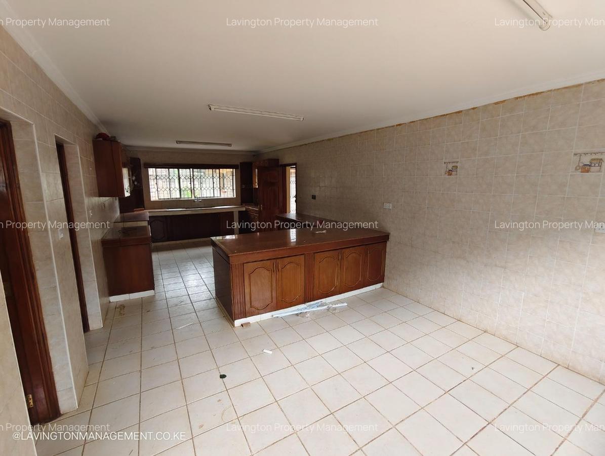 5 Bed House with En Suite at Lavington Green - 4