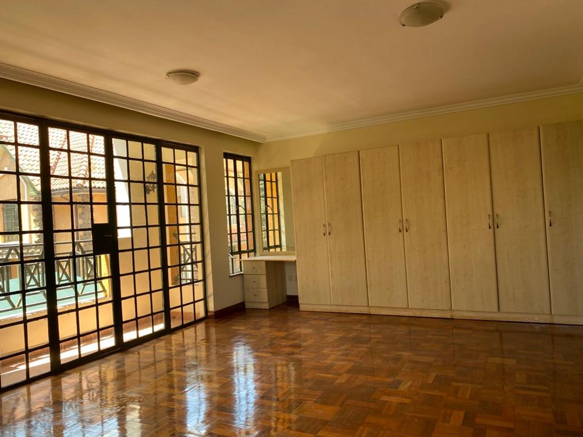 5 Bed Townhouse with En Suite in Lavington - 13