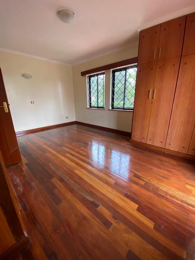 5 Bed Townhouse with En Suite at Lavington - 10